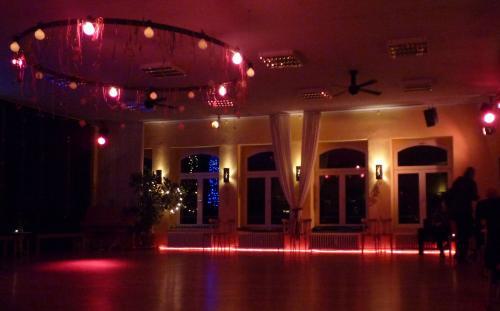 mit Silvester-Dekoration