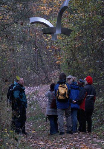 futuristische Kunst im Wald